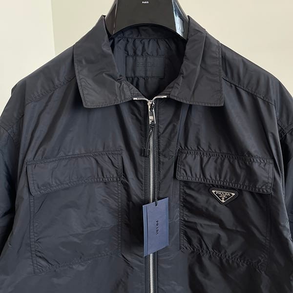 希少プラダ Re-Nylon 半袖 ジップスルーシャツ ロゴ付 パチモン puz35166